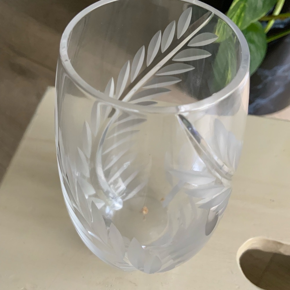 Mikasa Cut Crystal Leaf Pattern Vase - Picture 2 of 3